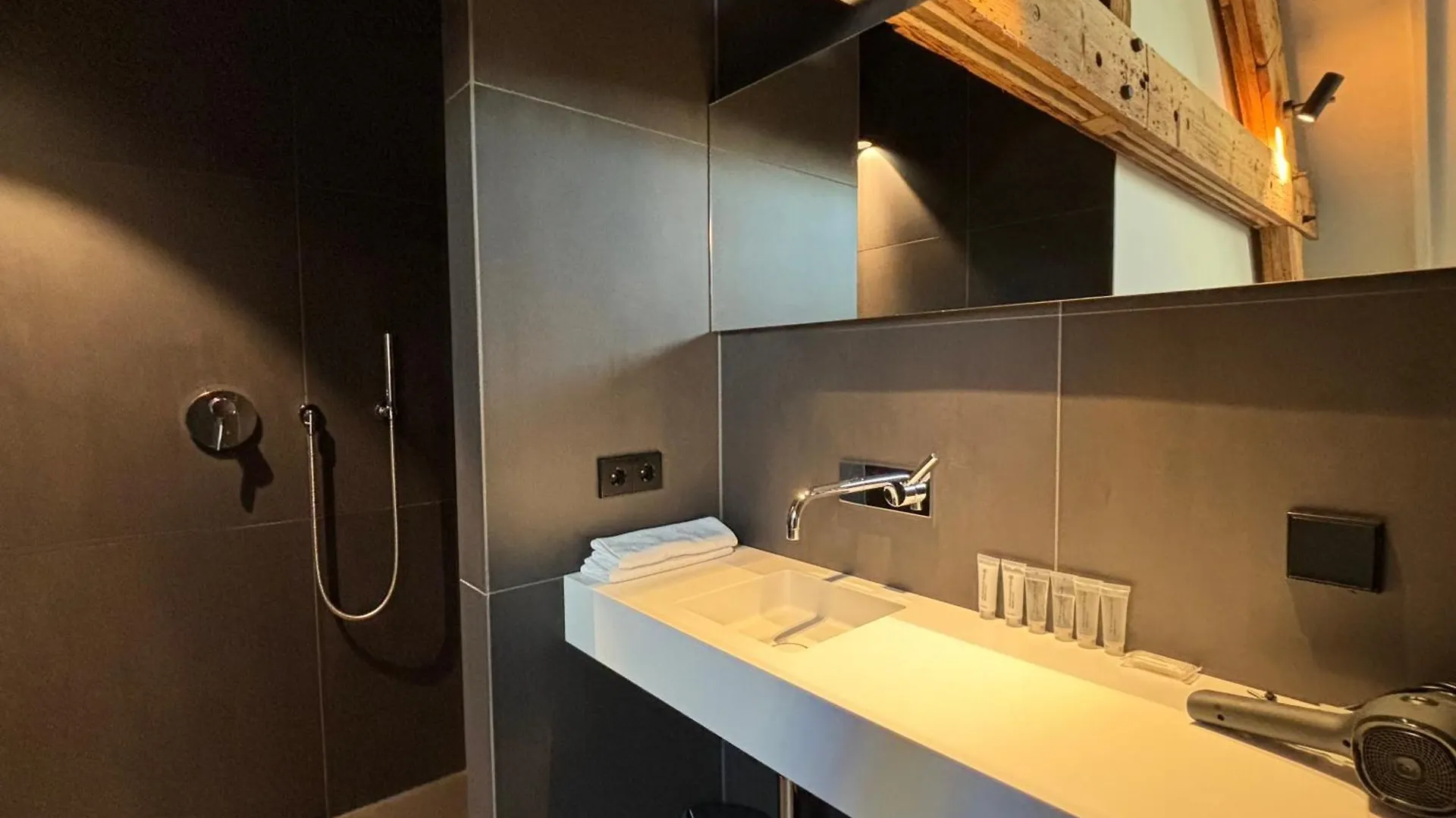 Hotel Kazerne Eindhoven 4*,
